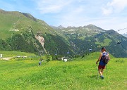 59 Discesa per verdi pratoni fioriti 